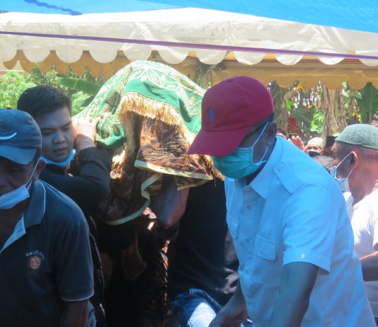 Bupati Kolaka Timur, H. Samsul Bahri Madjid Dimakamkan Disamping Kuburan Ayahnya