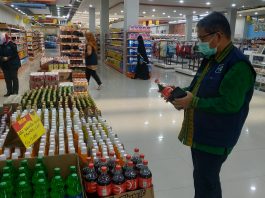 Sidak ke Tempat Perbelanjaan, Dinkes Kolaka Masih Temukan Produk Kadaluarsa