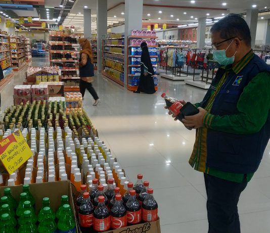 Sidak ke Tempat Perbelanjaan, Dinkes Kolaka Masih Temukan Produk Kadaluarsa