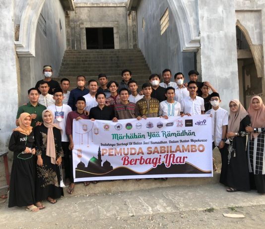 Aliansi Pemuda Sabilambo Berbagi Takjil ke Pengendara