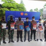 Bersama TNI dan Mahasiswa Polres Kolaka Bagikan Ratusan Kilo Beras