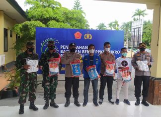 Bersama TNI dan Mahasiswa Polres Kolaka Bagikan Ratusan Kilo Beras