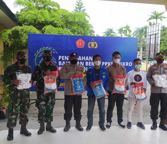 Bersama TNI dan Mahasiswa Polres Kolaka Bagikan Ratusan Kilo Beras