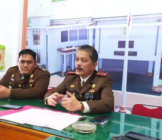 Kejari Kolaka Resmi Tahan Sekwan dan Bendahara DPRD Kolaka