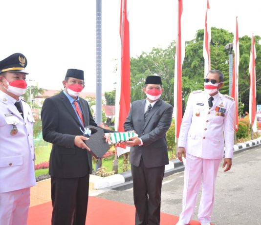 Moment HUT RI ke-76, PT. ANTAM Serahkan Bantuan 1 Unit Truk dan Tiga Kontainer Sampah ke Pemkab Kolaka