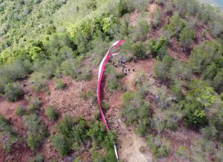 HUT RI KE-76, Polres Kolaka Bentangkan Bendera Sepanjang 76 Meter di Puncak Padamarang