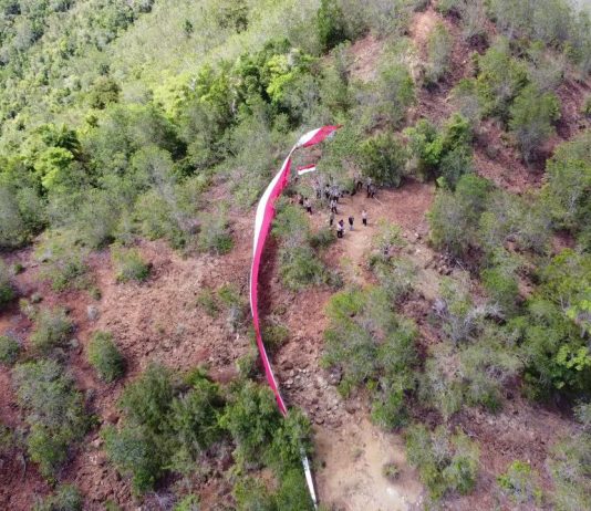 HUT RI KE-76, Polres Kolaka Bentangkan Bendera Sepanjang 76 Meter di Puncak Padamarang
