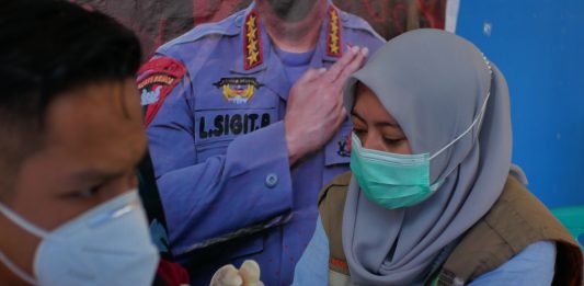 Ratusan Masyarakat Kolaka Antusias Ikuti Vaksinasi Forum Wartawan Kolaka