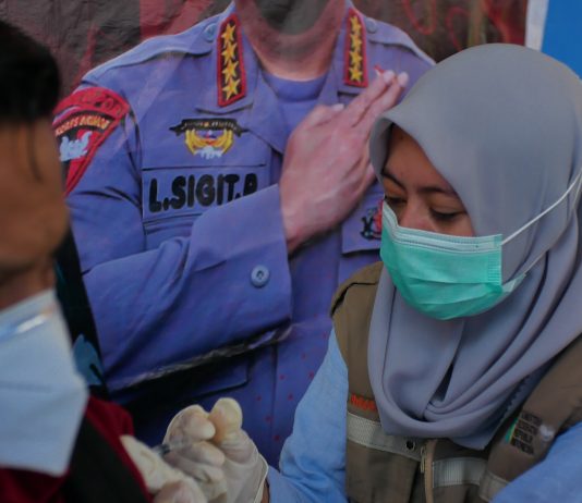 Ratusan Masyarakat Kolaka Antusias Ikuti Vaksinasi Forum Wartawan Kolaka