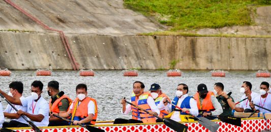 Naik Perahu Naga, Presiden Jokowi Resmikan Bendungan Ladongi di Kolaka Timur