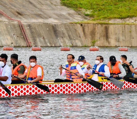 Naik Perahu Naga, Presiden Jokowi Resmikan Bendungan Ladongi di Kolaka Timur