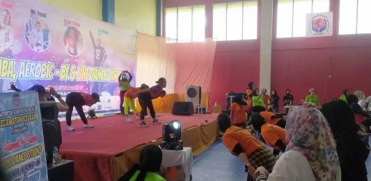 Ratusan Orang Ikuti Zumba dan Aerobik Uphie Dance Studio