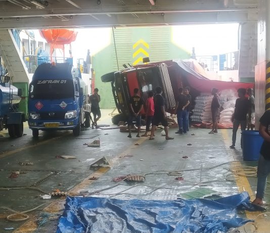 Dua Kendaraan Roda Enam Terbalik di Kapal KMP Raja Dilaut, Ini Kronologisnya