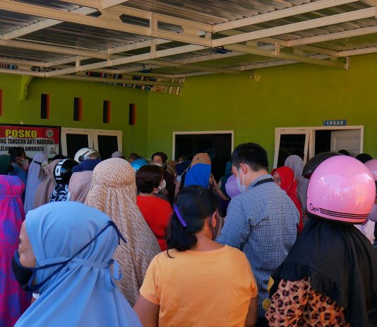 Ratusan Emak-Emak Serbu Kantor Lurah Lamokato