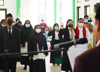 Rektor USN Kolaka Dr. Azhari Lantik 44 Dosen Asisten Ahli