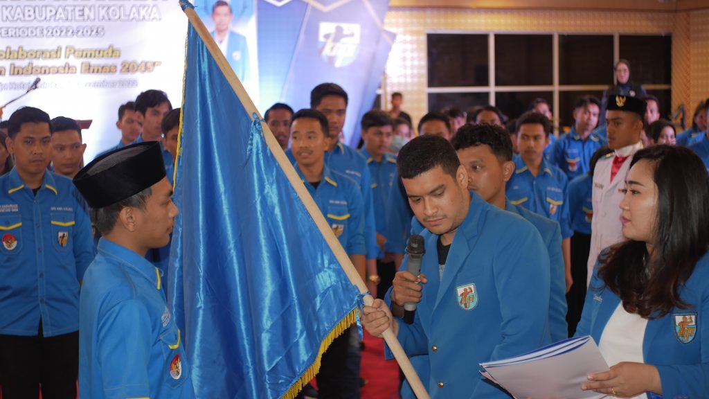 Alvian Akawijaya Putra saat memberikan petaka kepada ketua terpilih KNPI Kolaka Ripaldi Rusdi