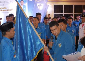 Alvian: Ketua KNPI Kolaka itu Hanya Satu Yaitu Ripaldi, Bukan yang Lain Alvian Akawijaya Putra saat memberikan petaka kepada ketua terpilih KNPI Kolaka Ripaldi Rusdi