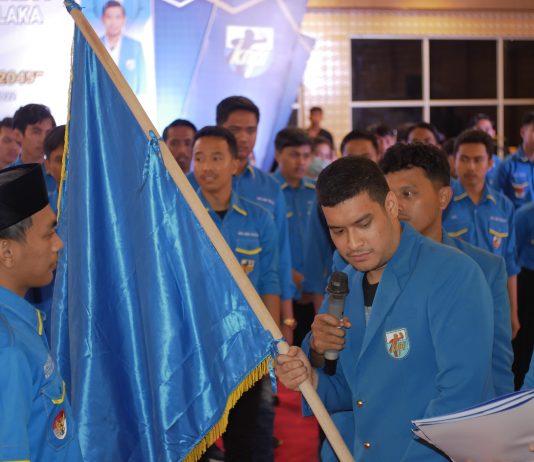 Alvian: Ketua KNPI Kolaka itu Hanya Satu Yaitu Ripaldi, Bukan yang Lain Alvian Akawijaya Putra saat memberikan petaka kepada ketua terpilih KNPI Kolaka Ripaldi Rusdi