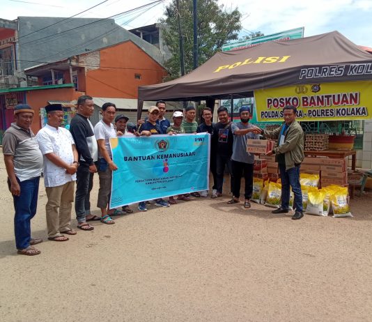 PWI Peduli, PWI Kolaka Serahkan Bantuan Kebakaran di Pomalaa