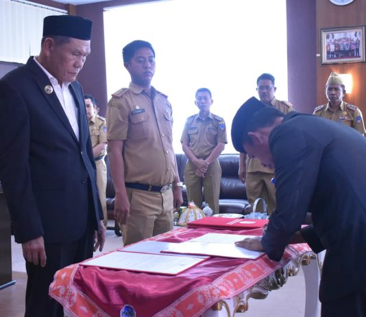 Drs. Wardi Resmi Jabat Pelaksana Sekda Kolaka