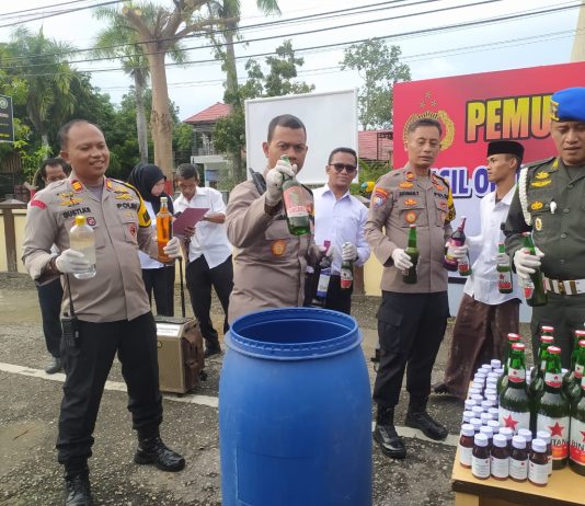 Polres Kolaka Musnahkan 342 Botol Miras Golongan A dan B