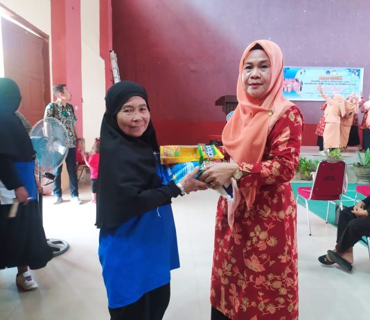 Berkah Ramadhan, DWP USN Kolaka Bagikan Ratusan Paket Sembako