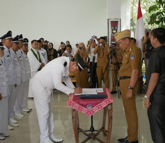 Lantik 24 Kepala Desa, Bupati Kolaka : Bangun Lagi Persatuan dan Kesatuan, Tim Sukses Bubar !