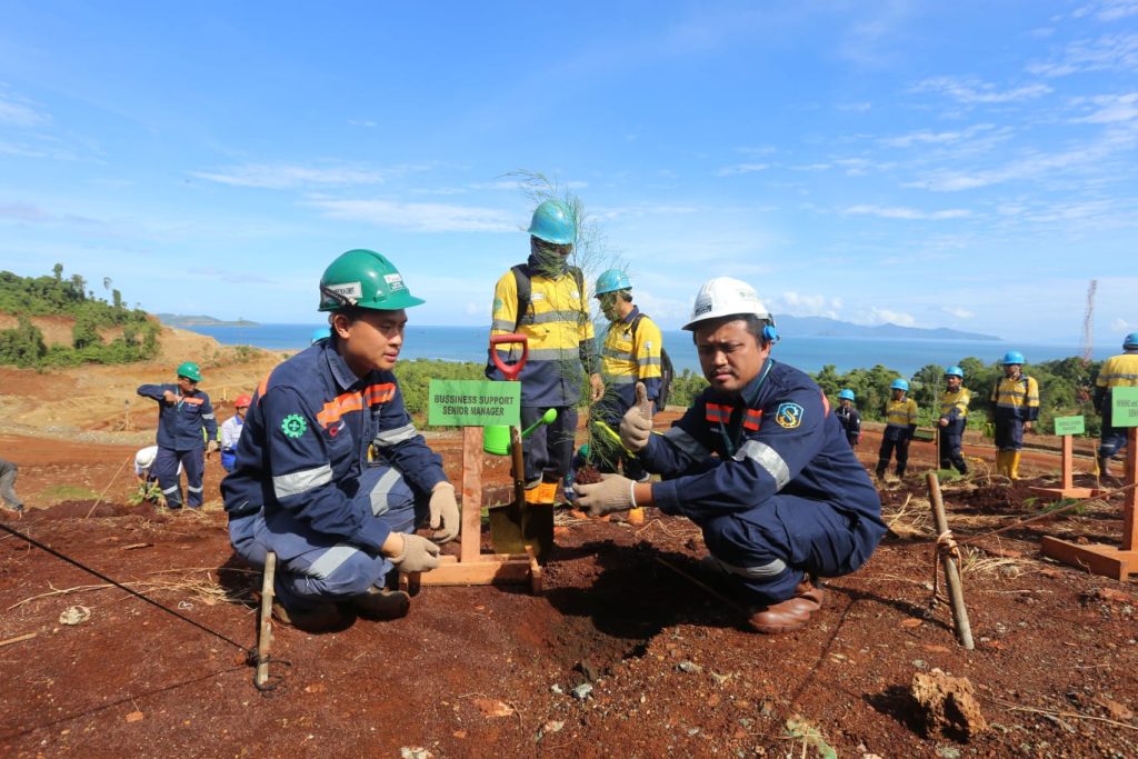 Management PT. Antam saat melakukan penanaman pohon