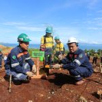 Management PT. Antam saat melakukan penanaman pohon
