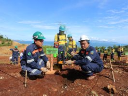 Antam Kampanyekan STOP buang Sampah Plastik dengan Cara Menanam Pohon Management PT. Antam saat melakukan penanaman pohon