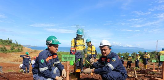 Antam Kampanyekan STOP buang Sampah Plastik dengan Cara Menanam Pohon Management PT. Antam saat melakukan penanaman pohon