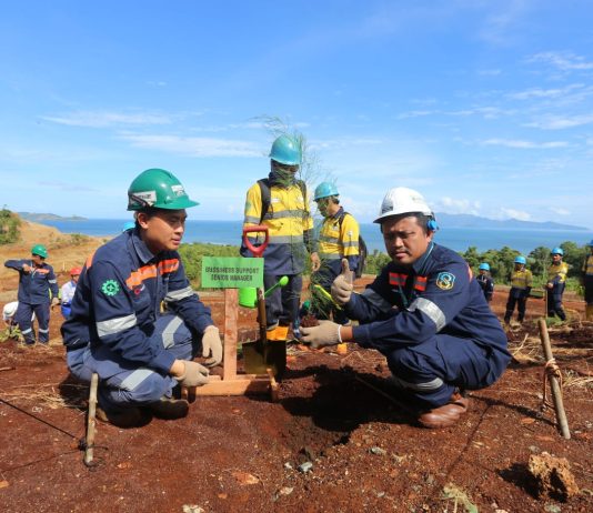 Antam Kampanyekan STOP buang Sampah Plastik dengan Cara Menanam Pohon Management PT. Antam saat melakukan penanaman pohon