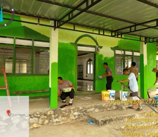 Bakti Presisi Polri Dihari Bhayangkara, Jajaran Polsek Wolo Besihkan Masjid