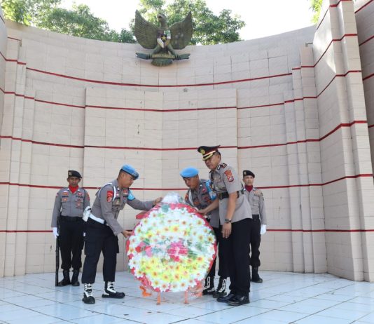 Peringati Hari Bhayangkara ke 77 tahun, Jajaran Polres Kolaka Laksanakan Pelarungan Bunga dan Tabur Bunga di TMP Watalara