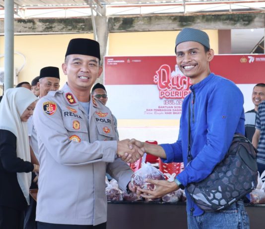 Polres Kolaka Bagikan Ratusan Kilo Daging Sapi ke Masyarakat Kolaka