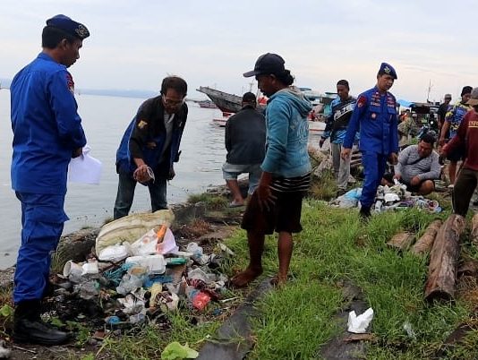 Polres Kolaka Kolaborasi dengan Masyarakat Bersihkan Sampah di Pesisir Pantai
