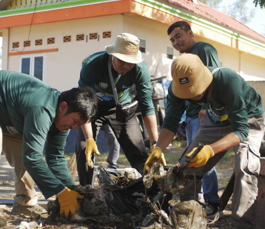 Beach Cleaning, Antam Kolaborasi dengan Wartawan Kolaka