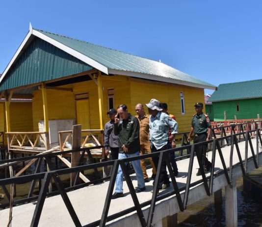Wabub Kolaka Tinjau Pembangunan Rumah Modern Terintegrasi Kampung Bajo di Tanggetada
