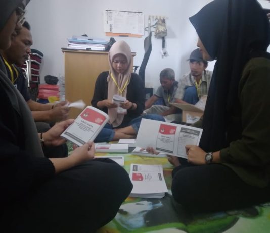 KPU Kolaka Mulai Sortir dan Lipat Surat Suara Pemilu