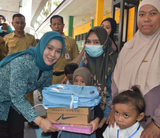 Bantuan Seragam dan Peralatan Sekolah untuk Anak-Anak TK PAUD Kolaka