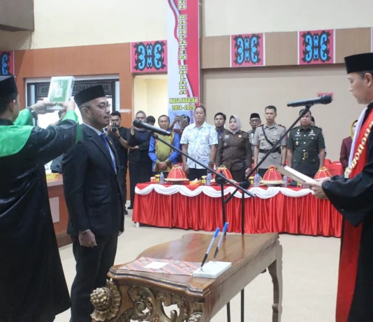 Kursi Pimpinan DPRD Kolaka Lengkap, Awaluddin Paseng Dilantik sebagai Wakil Ketua I