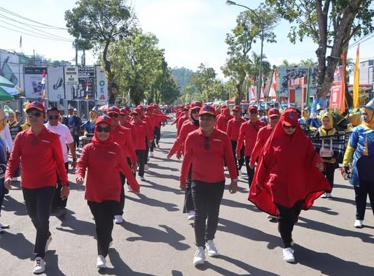 Semarak HUT RI ke-80: Bupati Kolaka dan Pejabat Daerah ikuti Gerak jalan