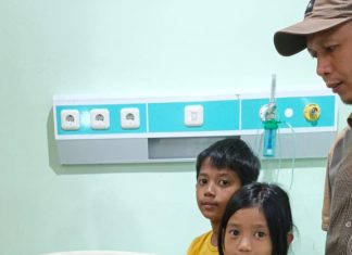 Dua Bocah di Kolaka Rawat Ayah Sakit Tanpa Keluarga, Hanya Andalkan Kiriman Ibu dari Papua