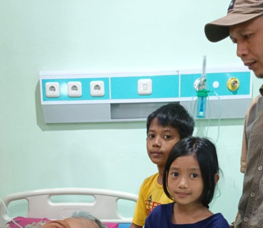 Dua Bocah di Kolaka Rawat Ayah Sakit Tanpa Keluarga, Hanya Andalkan Kiriman Ibu dari Papua
