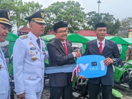 PT Vale Berikan Bantuan Kendaraan Sampah untuk Empat Kecamatan di Kolaka dalam Rangka HUT RI ke-80