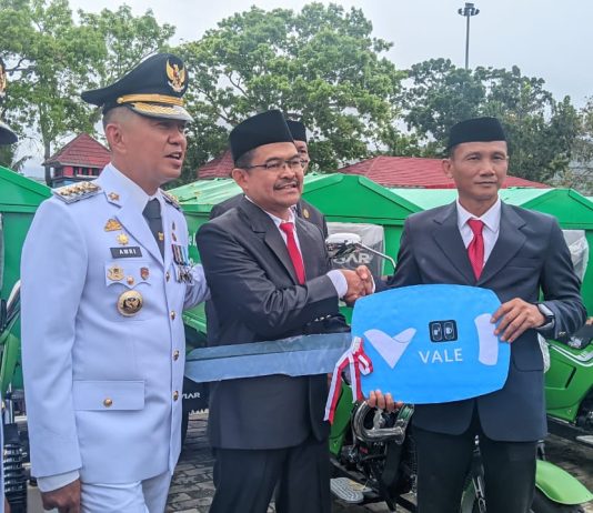 PT Vale Berikan Bantuan Kendaraan Sampah untuk Empat Kecamatan di Kolaka dalam Rangka HUT RI ke-80