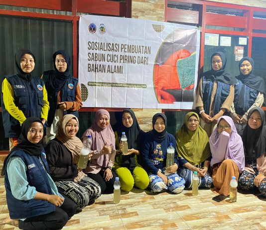 Mahasiswa KKN USN Kolaka Sukses Melaksanakan Sosialisasi Pembuatan Sabun Cuci Piring Berbahan Alami