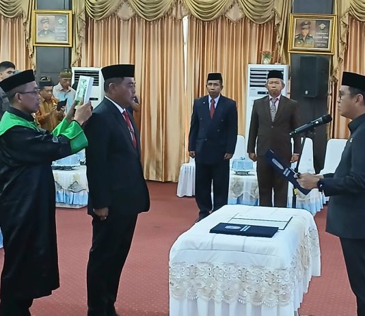 Bupati Kolaka H. Amri Resmi Lantik Akbar sebagai Sekda Kolaka