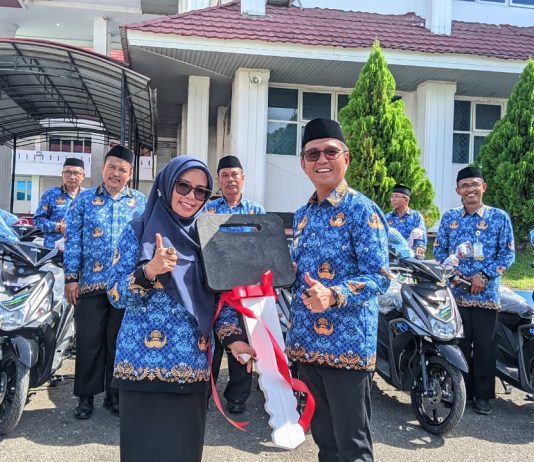 Pemkab Kolaka Serahkan 11 Unit Kendaraan Operasional KUA kepada Kemenag Kolaka