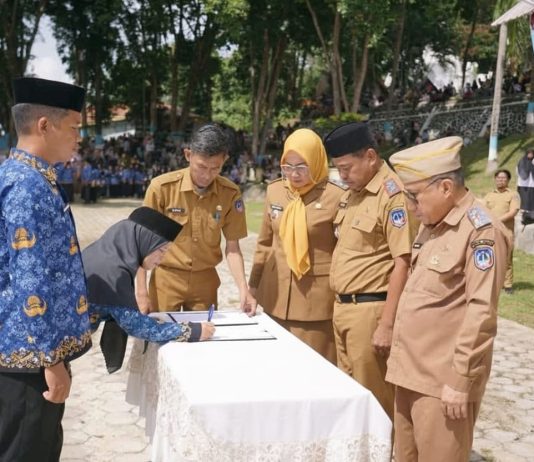 Pemkab Kolaka Serahkan SK PPPK Paruh Waktu 2024, Bupati Tekankan Integritas dan Pelayanan Publik Prima